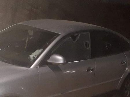 الخليل: مستوطنون يهاجمون منازل عائلة الجعبري ويحطمون زجاج مركباتهم